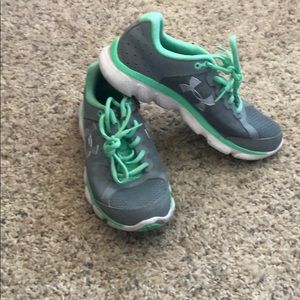 Teal under armor tennis shoes size 7.5